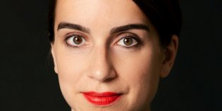 Portretfoto van Eveline van Rijswijk, ze kijkt recht in de camera.