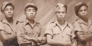 Militairen poseren in Kandanang.
