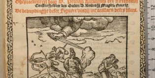 Pagina met oranje tekst en zwart-wit afbeelding