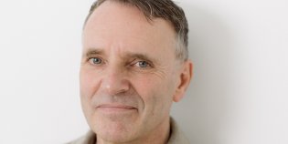 Portretfoto van Edward, hij kijkt in de camera.
