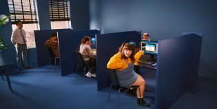 Iemand die oefent voor het theorie-examen. Op de computer zit een octopus met een bril.