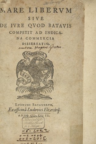 Voorblad Mare Liberum met tekst en tekening van een vogel.