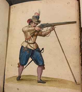 Een afbeelding uit een handschrift van Jacob de Gheyn. Getoond wordt een man die zich voorbereidt om een musket af te schieten.