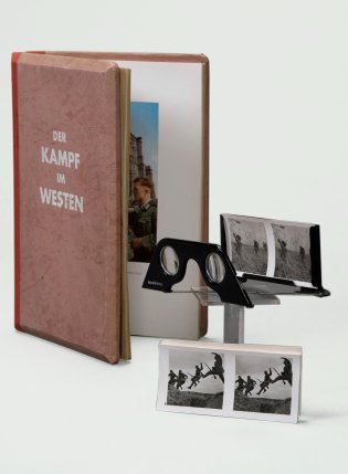 Een opengeslagen boek en twee stereoscopische foto's met de bijbehorende bril