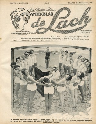 Cover van tijdschrift De Lach, van de editie van 10 januari 1930. Op de foto zit een man achter een piano op het strand. In een kring om hem heen staat een groep vrouwen in badpak.