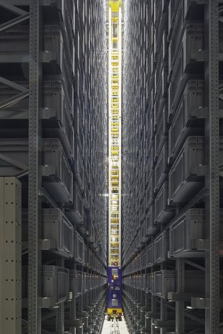 Hoge stellingen met containers die boeken bevatten.