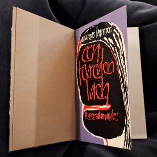 De titelpagina van 'Een tevreden lach' door Andreas Burnier