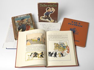 Dichte en opengeslagen boeken uit de Edelmancollectie.