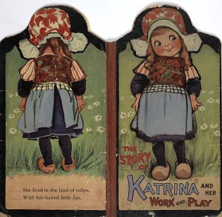 Afbeelding uit de Edelmancollectie. Een meisje in klederdracht en op klompen tweemaal in beeld: voor en achter.