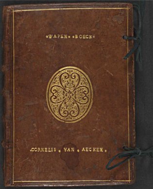 Voorzijde van het Wapenboek Beyeren in bruin leer gebonden met vergulde letters en versieringen.letter