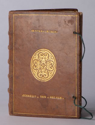 Voorzijde van het Wapenboek Beyeren in bruin leer gebonden met vergulde letters en versieringen.letter