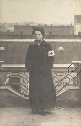 Jacoba de Groote op een balkon.