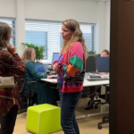 Matine van der Haar en Wilma van Wezenbeek in gesprek.