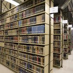 Boekenkasten in het KB-magazijn.