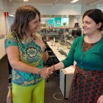 Algemeen directeur Wilma schudt de hand van Júlia Kemendi