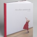 De kaft van 'Als alles samenvalt' met daarop een meisje in een rode jurk dat voor een witte muur danst