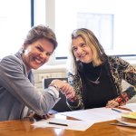 Eveline Aendekerk, directeur CPNB, schudt de hand van Wilma van Wezenbeek, directeur KB