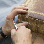 Boekrestauratie: katernen worden opnieuw genaaid