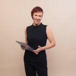 Maaike Napolitano met laptop in haar hand.