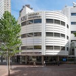 De voorgevel van het KB-gebouw.
