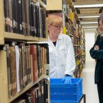 Aicha Hockx en Wilma van Wezenbeek in een van de magazijnen.