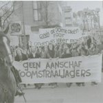 Persfoto van demonstratie van jongeren in Groningen tegen aankoop Amerikaanse F-16 straaljagers.