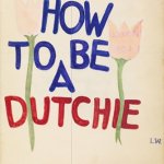 Titelwoorden, met witte tulpen ernaast en erdoorheen.