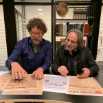 Paul en Huib bekijken kranten