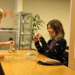 Marjolein Oomes en Wilma van Wezenbeek in gesprek.
