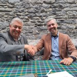 Een handdruk bij de ondertekening van het lidmaatschap van de DPC.