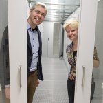 Jeffrey van der Hoeven en Susanne van den Eijkel bij een serverruimte.