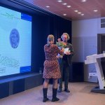 Conservator Steven Claeyssens ontvangt bloemen en een prijs.