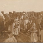 Groep Serviërs op de vlucht.