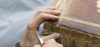 Boekrestauratie: katernen worden opnieuw genaaid