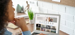 Een vrouw bekijkt op een laptop de homepage van Literatuurgeschiedenis.org.