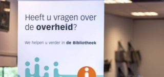 Een bibliotheekmedewerker helpt een klant.