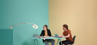 Twee medewerkers aan het werk in een studio.