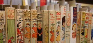 Rij met meisjesboeken, schenking van Uitgeverij Kluitman, 2011.