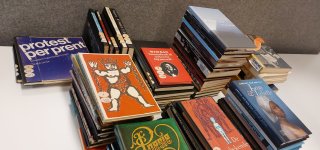 Stapels boekenweekgeschenken