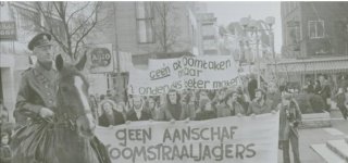 Persfoto van demonstratie van jongeren in Groningen tegen aankoop Amerikaanse F-16 straaljagers.
