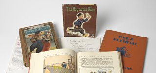 Dichte en opengeslagen boeken uit de Edelmancollectie.