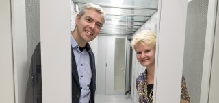 Jeffrey van der Hoeven en Susanne van den Eijkel bij een serverruimte.