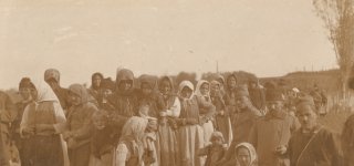 Groep Serviërs op de vlucht.
