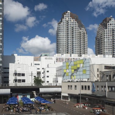 KB-gebouw omringd door andere gebouwen.