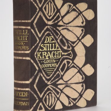 Bruin omslag van 'De stille kracht' van Louis Couperus, met gouden belettering en versieringen.