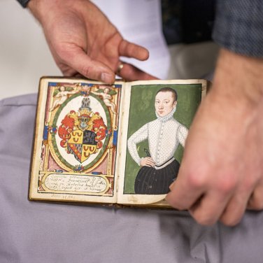 Een wapenschild en een portret in een album amicorum ofwel vriendschapsboekje.