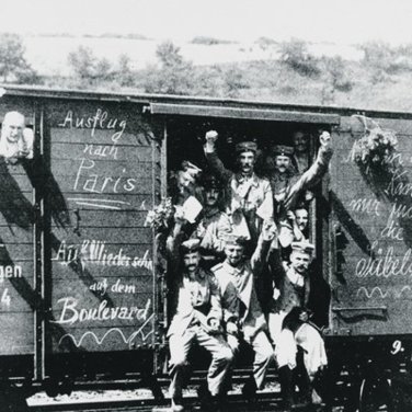 Een zwart-witfoto van Duitse soldaten in een trein naar Parijs