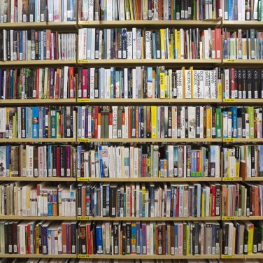 Gevulde boekenkast in het KB-magazijn