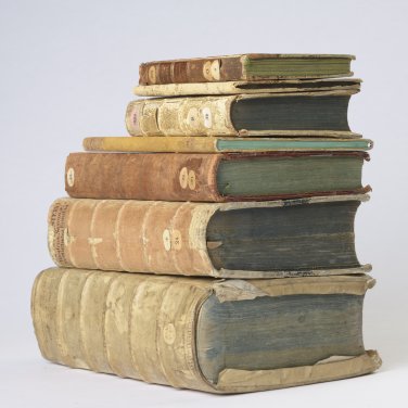 Een stapel oude groene boeken