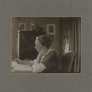 Henriette Roland Holst achter haar bureau. Bron: Rijksmuseum via Wikimedia Commons. Publiek domein.